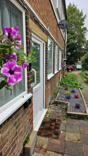 3 Bed House Central Luton London Luton Airport Parking